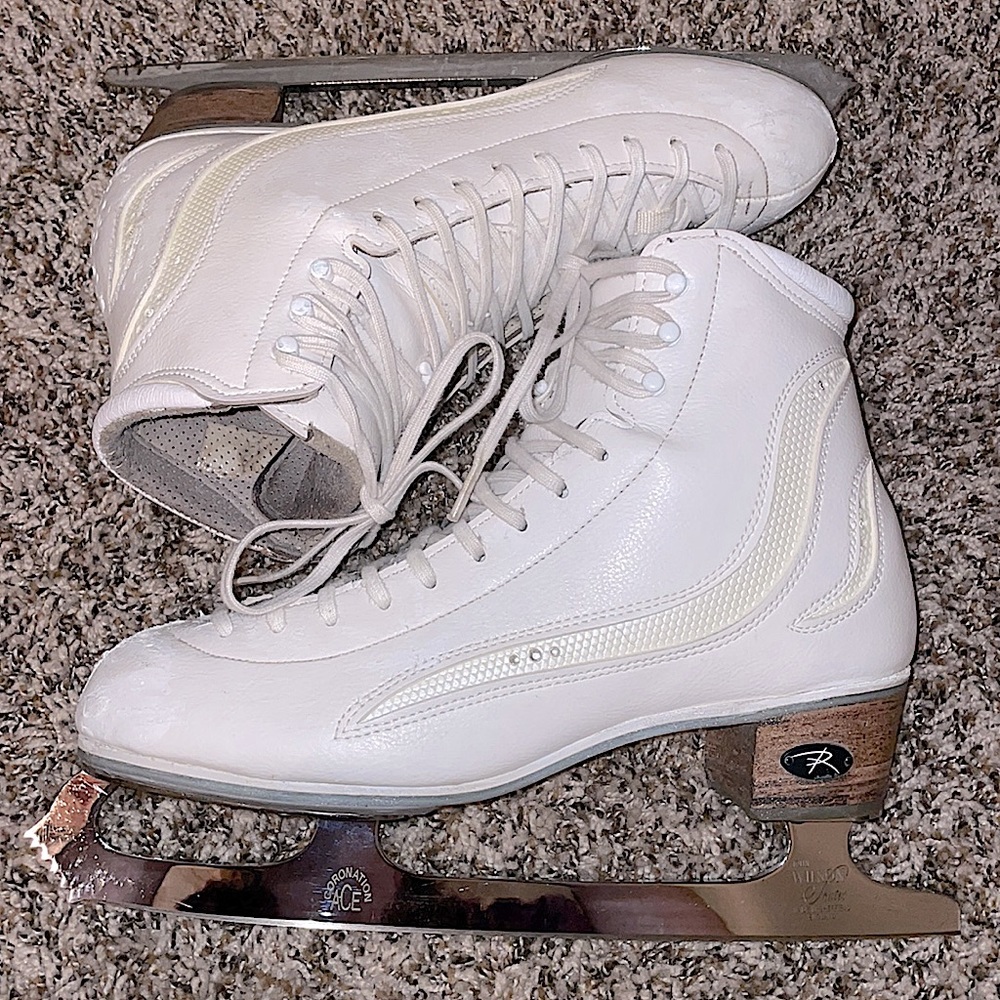 SALE‼️ ✨USED Riedell Elara womens 9 figure skates✨